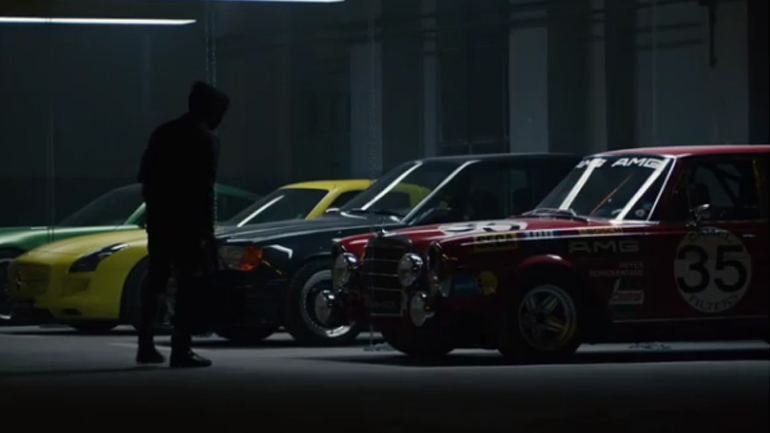 Ο Hamilton κρυφοκοιτάζει τη θρυλική AMG 300 SEL